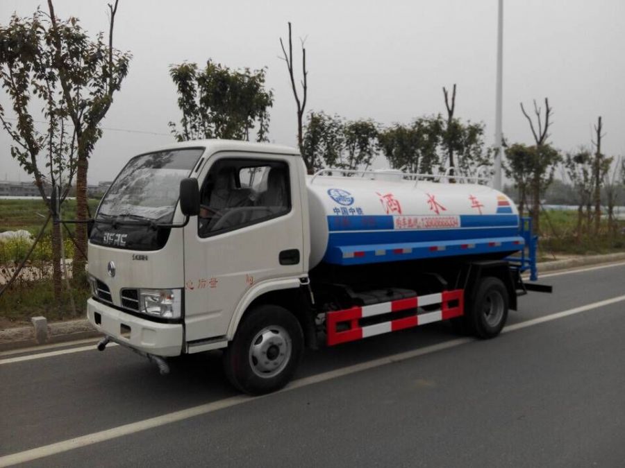 東風多利卡5噸灑水車