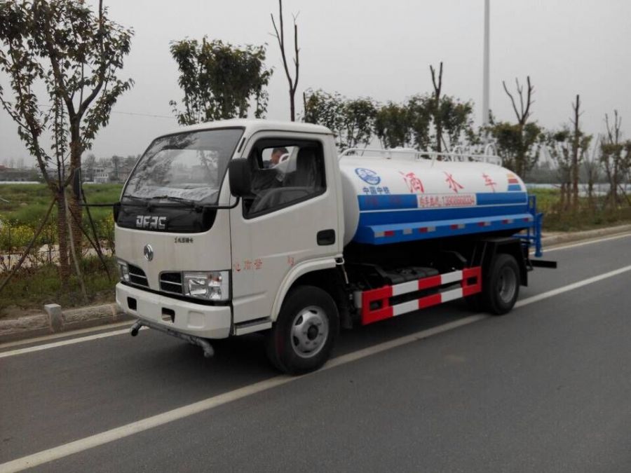 東風多利卡5噸灑水車