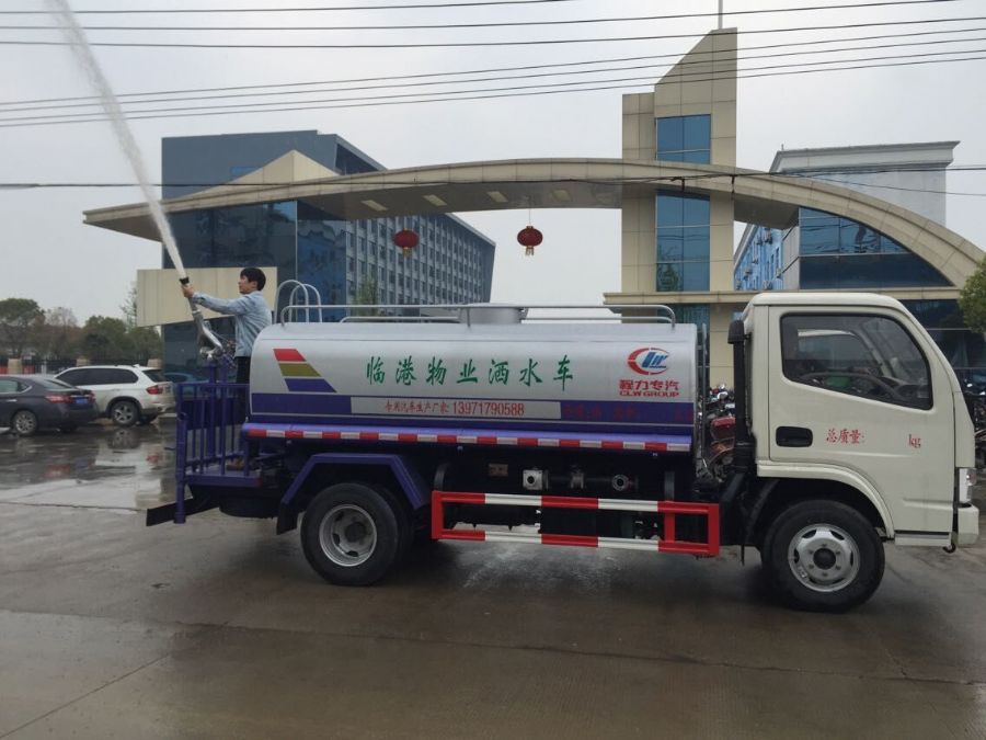 東風多利卡5噸灑水車，四達發動機
