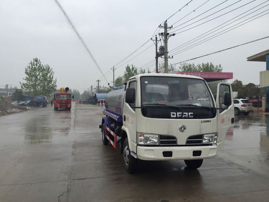 東風多利卡5噸灑水車，四達發動機