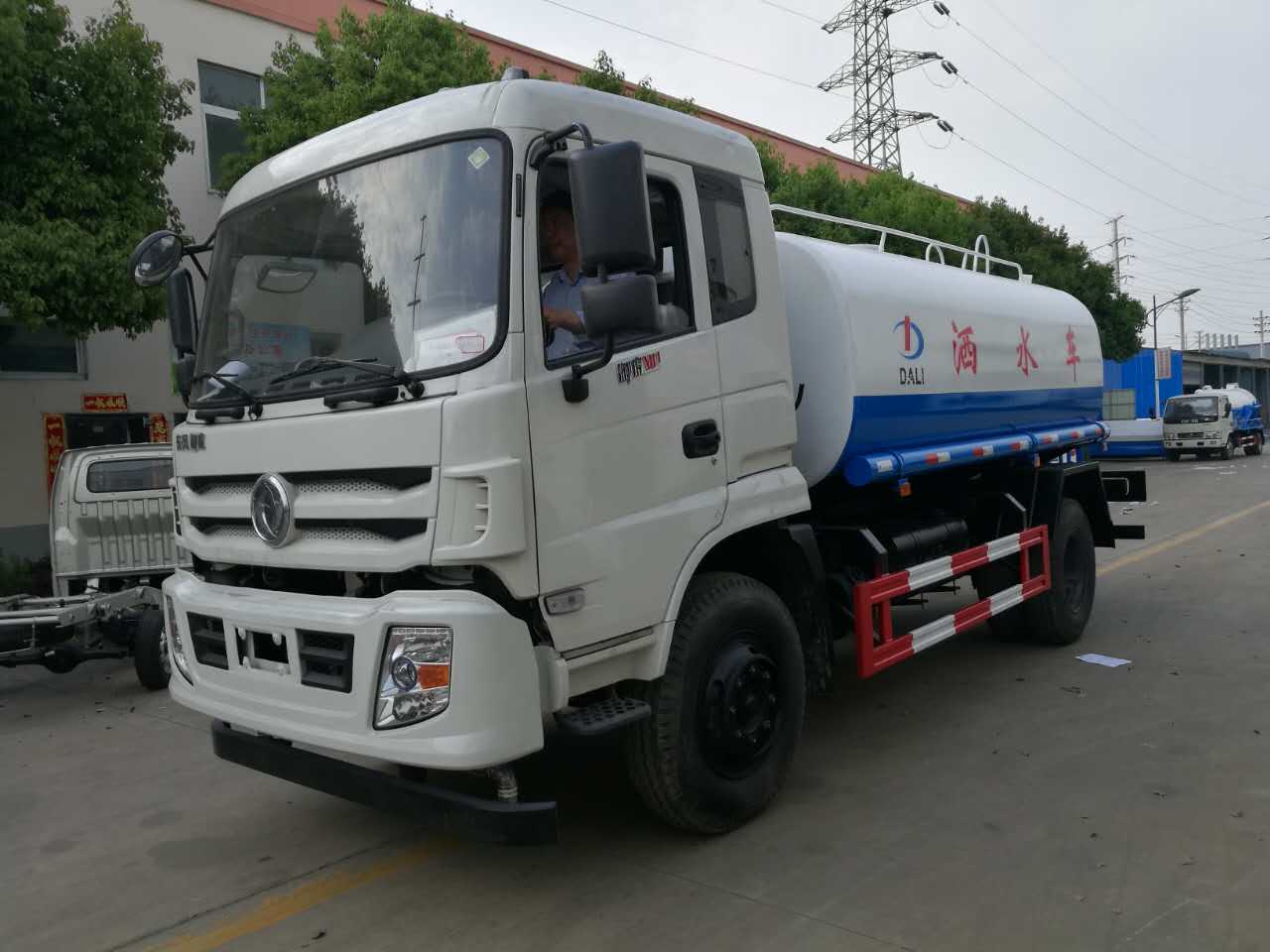 東風禦虎灑水車圖片