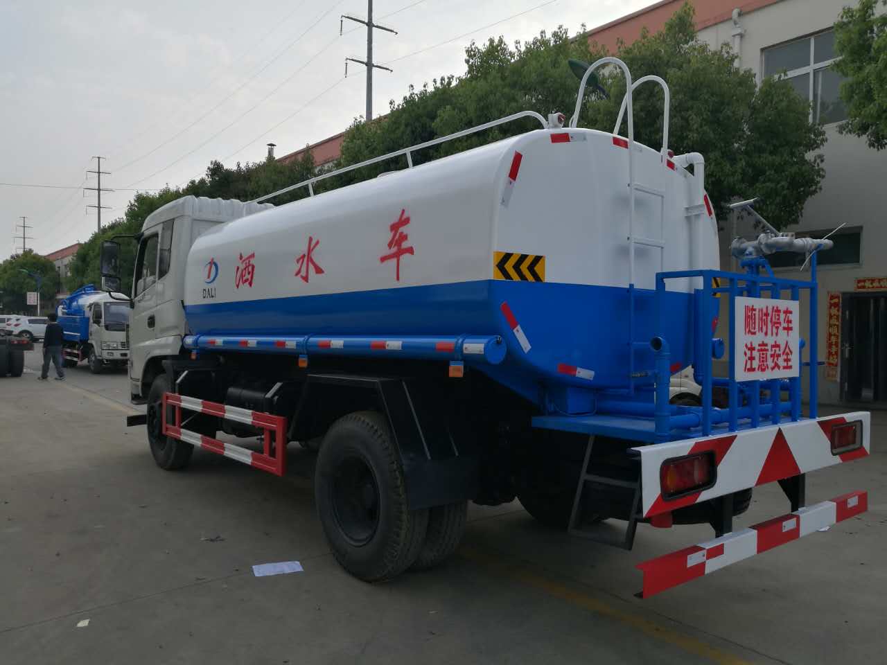 東風禦虎灑水車圖片