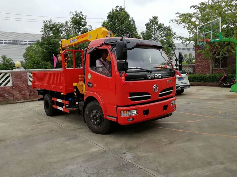 藍牌東風福瑞卡5噸隨車吊